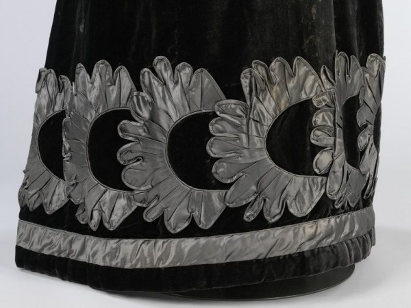 1823-25 Black velvet dress with black silk appliqué