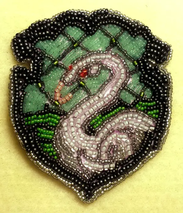 Slytherin beaded emblem by Watarigarasu