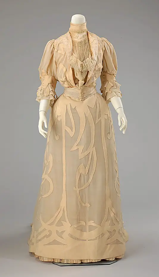 Wedding dress 1901 reverse appliqué © Met Museum)
