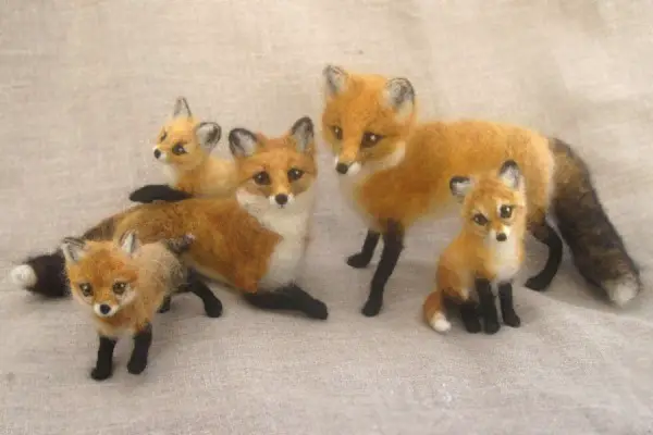 Hannah Stiles/Ainigmati, needle felted fox family