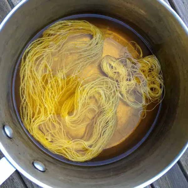 Dyeing yarn with yellow food colouring